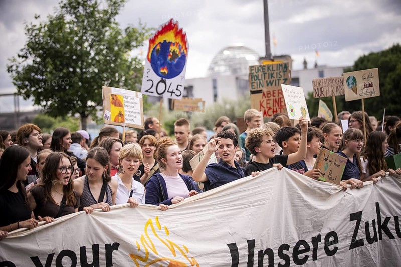 Berlin, 31.05.2024. Climate strike by Fridays For Future with over 13, 000 mostly young people in Berlin, a demonstration for the upcoming EU elections