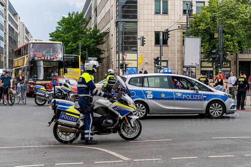 State visit to the Hotel Adlon, police cordon at the intersection of Unter den Linden and Wilhelmstrasse, Berlin, Germany, Europe