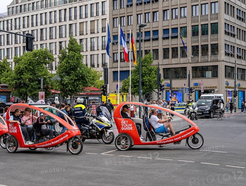 State visit to the Hotel Adlon, police cordon at the intersection of Unter den Linden and Wilhelmstrasse, Berlin, Germany, Europe