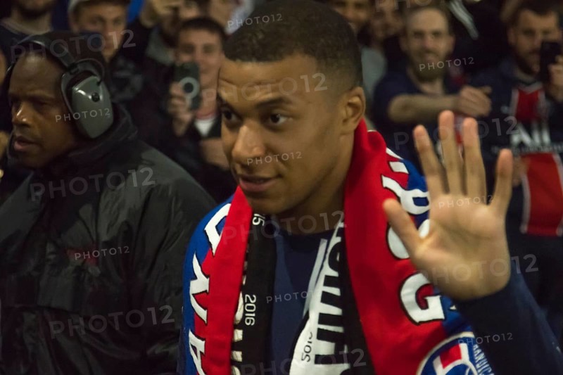 Football match, captain Kylian MBAPPE' Paris St. Germain, lap of honour in the fan curve and farewell of the Paris fans in his last match in Paris with raised arm and waving his hand, Parc des Princes football stadium, Paris, France, Europe