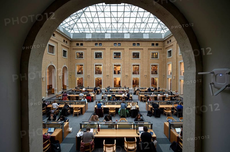 Interior view of reading room, students, students, Bibliotheca Albertina, University Library, University Alma Mater Lipsiensis, Leipzig, Saxony, Germany, Europe