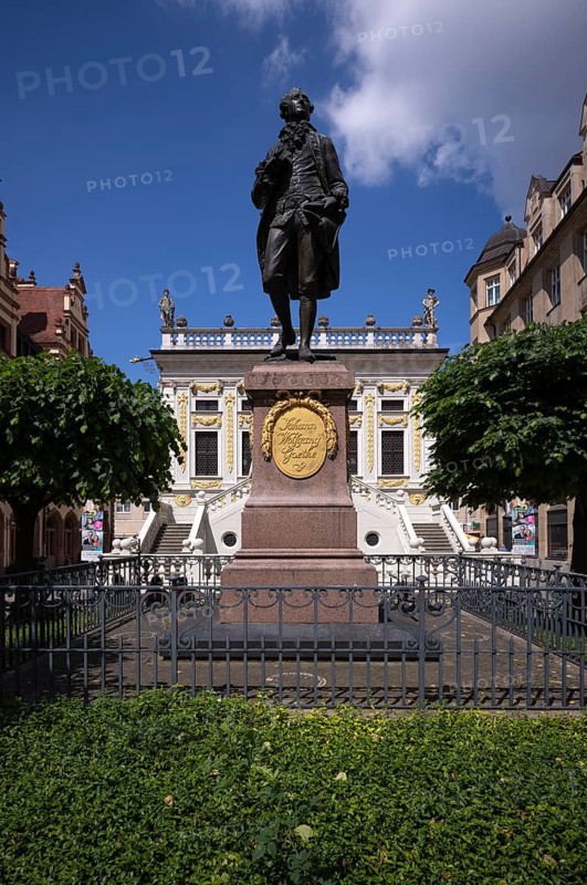 Statue, Monument to Johann Wolfgang von Goethe, Goethe monument, in front of the old stock exchange, Naschmarkt, Leipzig, Saxony, Germany, Europe