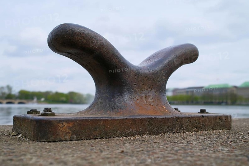 Ship bollard, behind it view over the Binnen Alster, Hanseatic City of Hamburg, Germany, Europe