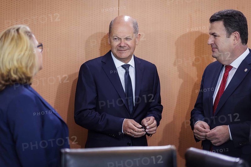 Svenja Schulze (SPD), Federal Minister for Economic Cooperation and Development, Olaf Scholz (SPD), Federal Chancellor, and Hubertus Heil (SPD), Federal Minister of Labour and Social Affairs, recorded during the cabinet meeting in Berlin, 29.05.2024