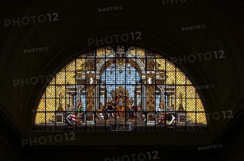 Interior view, semi-circular window, stained glass, symbol of arts and crafts, domed hall, Federal Administrative Court, former Imperial Court of Justice, Leipzig, Saxony, Germany, Europe