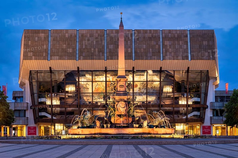 Gewandhaus, Konzerthaus, Mendebrunnen, Augustusplatz, evening mood, blue hour, Leipzig, Saxony, Germany, Europe