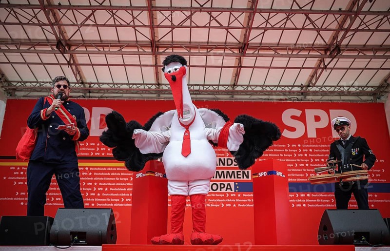 SPD rally for the European elections. Stork figure of the satirical campaign -Stork Heinar- under the umbrella of ENDSTATION RECHTS. Leipzig, 01.06.2024