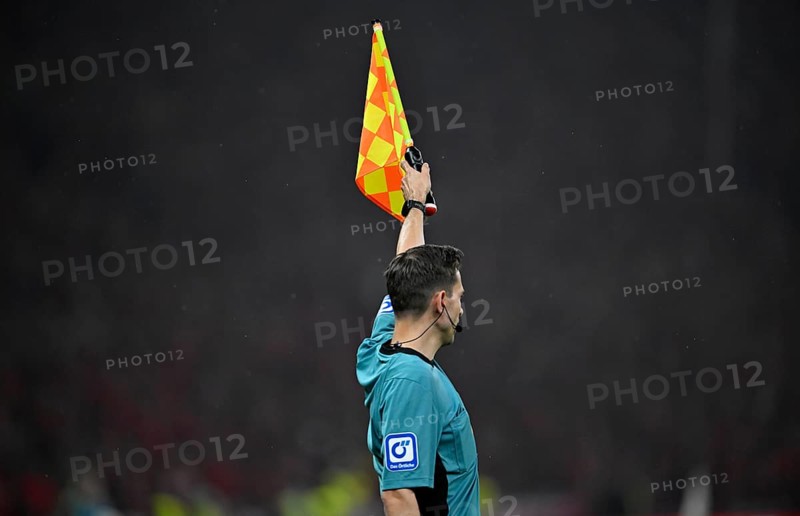 Linesman, assistant referee raises flag, flag, offside, 81st DFB Cup Final 2024, Olympiastadion Berlin, Germany, Europe