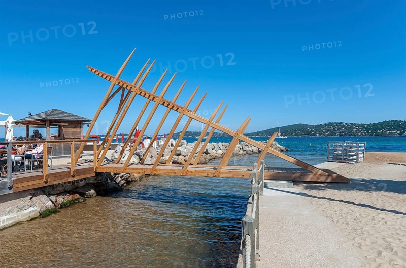 Modern wooden bridge on the beach Plage de Port Grimaud, Port Grimaud, Var, Provence-Alpes-Cote d Azur, France, Europe