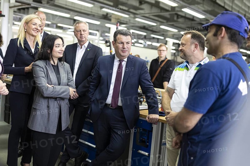Hubertus Heil (SPD), Federal Minister of Labour and Social Affairs, Reem Alabali-Radovan, Member of the German Bundestag (SPD), in conversation with a trainee with a history of migration, recorded during a visit to the Berliner Wasserbetriebe training centre in Berlin, 29.05.2024