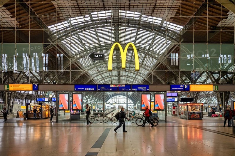 McDonalds, promenades, shops, retail, station building, logo, travellers, passers-by, main station, terminus station, Leipzig, Saxony, Germany, Europe