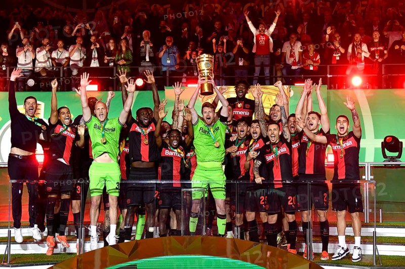 Cheering, joy, winner's celebration, honour, award ceremony of the cup winner Bayer 04 Leverkusen, goalkeeper Lukas Hradecky Bayer 04 Leverkusen (01) presents the cup, 81st DFB Cup Final 2024, Olympiastadion Berlin, Germany, Europe