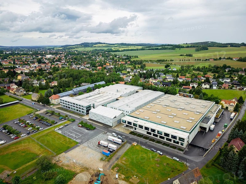 Minister President Michael Kretschmer visited TRUMPF Sachsen SE in Neukirch. After being welcomed by Dr Nicola Leibinger-Kammueller, CEO of TRUMPF SE + Co KG, and Dr Mathias Kammueller, CDO of TRUMPF SE + Co KG, the Minister-President talked to those present and took part in a tour of the company. The company is one of the international market and technology leaders in the field of machine tools and lasers for industrial production, Neukirch/Lausitz, Saxony, Germany, Europe