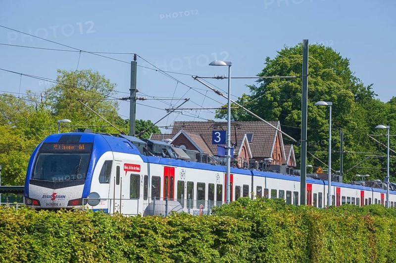 Local train at the railway station, Bad Zwischenahn, Lower Saxony, Germany, Europe