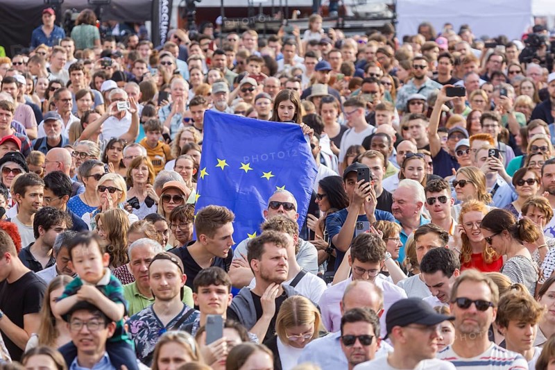 French President Emmanuel Macron visits the Federal Republic of Germany at the invitation of Federal President Frank-Walter Steinmeier and stops off in Dresden. Here he attends the Fete de l'Europe and gives his speech on Europe. The audience expressed their opinions in various ways, Dresden, Saxony, Germany, Europe