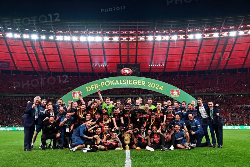 Cheering, joy at winners photo, team photo, team photo, Bayer 04 Leverkusen under Winners Arch, winners arch, arch, 81st DFB Cup Final 2024, Olympiastadion Berlin, Germany, Europe