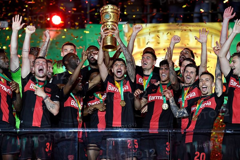Cheering, joy, victory celebration, honour, award ceremony of the cup winner Bayer 04 Leverkusen, Exequiel Palacios Bayer 04 Leverkusen (25) presents the cup, 81st DFB Cup Final 2024, Olympiastadion Berlin, Germany, Europe