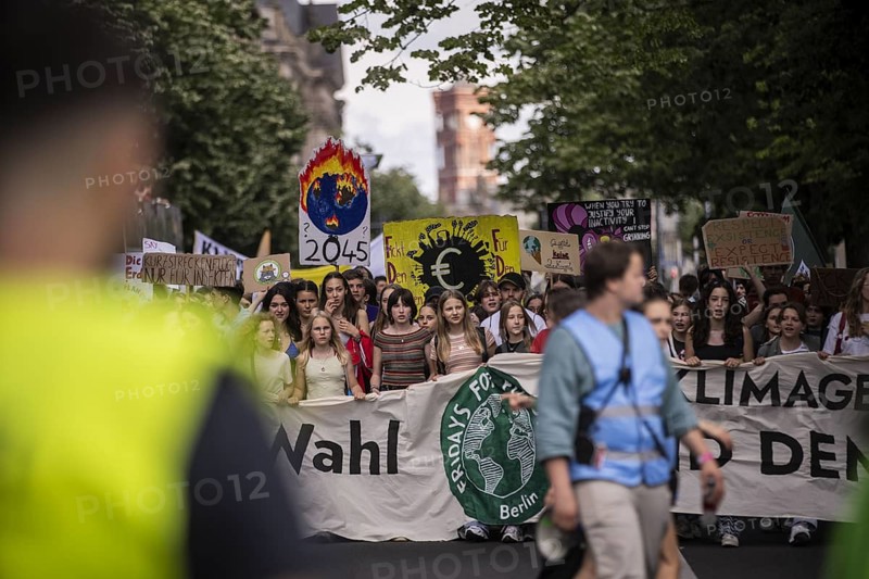 Berlin, 31.05.2024. Climate strike by Fridays For Future with over 13, 000 mostly young people in Berlin, a demonstration for the upcoming EU elections