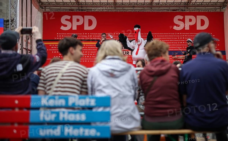 SPD rally for the European elections. Stork figure of the satirical campaign -Stork Heinar- under the umbrella of ENDSTATION RECHTS. Leipzig, 01.06.2024