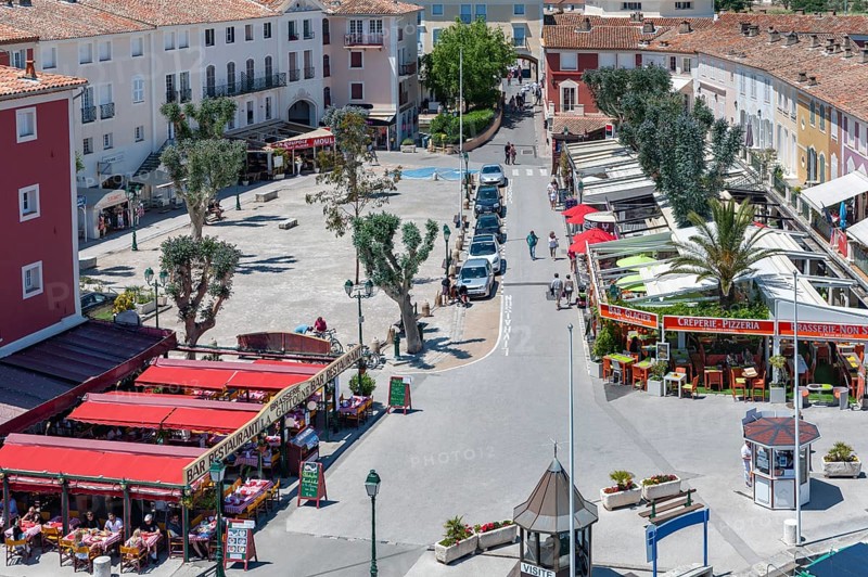 Marketplace with shops and restaurants, Port Grimaud, Var, Provence-Alpes-Cote d Azur, France, Europe
