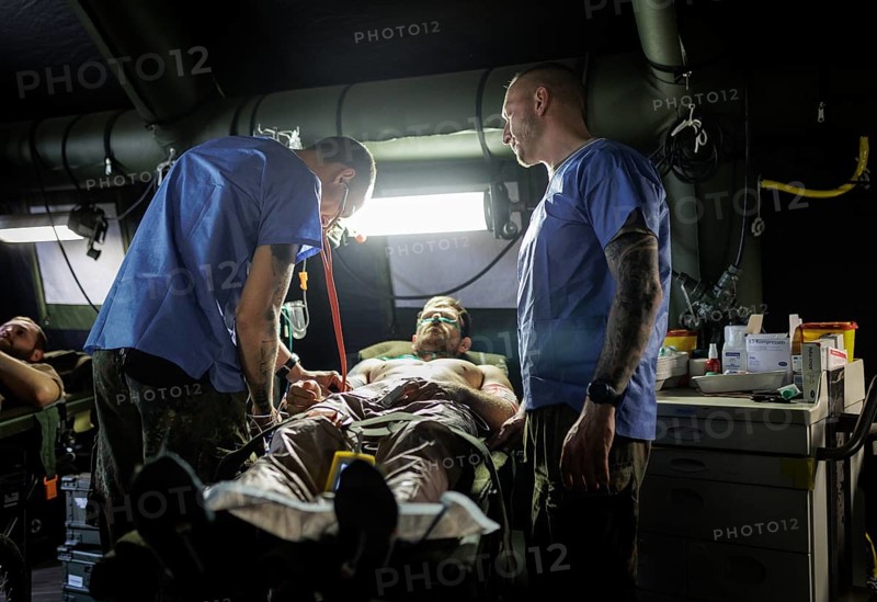 Doctors and paramedics from the Bundeswehr medical service simulate the care of the wounded under operational conditions. Taken as part of the NATO large-scale manoeuvre Steadfast Defender and the German part of the exercise, Quadriga 2024, in Pabrade, 29.05.2024