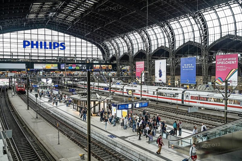 Train, ICE, passengers, platform, station concourse, main station, Hamburg, Germany, Europe