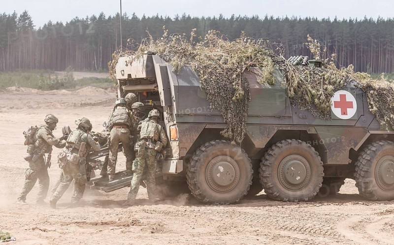 German and Dutch soldiers evacuate a simulated injured comrade as part of the NATO large-scale manoeuvre Steadfast Defender and the German part of the exercise, Quadriga 2024, in Pabrade, 29.05.2024