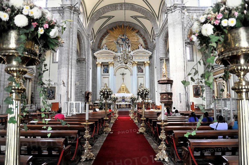 Cathedral, Zocalo, Mexico City, Distrito Federal, Mexico, Central America, Interior view of a magnificent church with richly decorated altar and benches, decorated with flowers and plants, Mexico City, Central America
