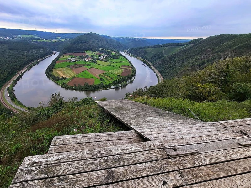 River loop of the Saar. The river winds through the valley and is surrounded by green hills and forests. Serrig, Kastel-Staadt, Taben-Rodt, Rhineland-Palatinate, Germany, Europe