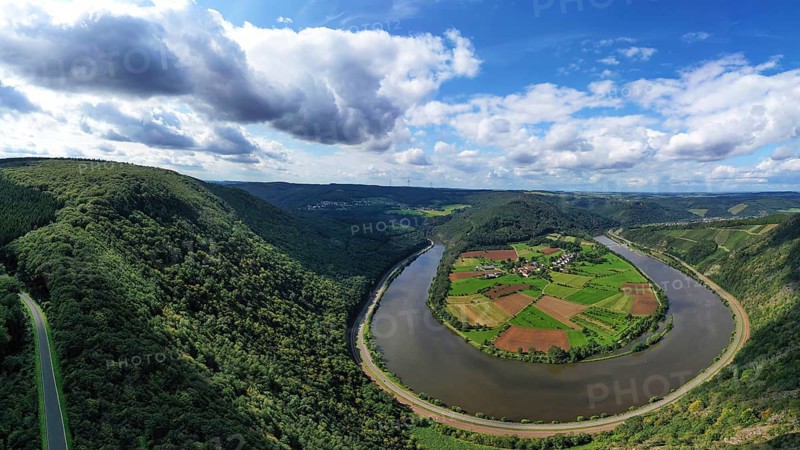 River loop of the Saar. The river winds through the valley and is surrounded by green hills and forests. Serrig, Kastel-Staadt, Taben-Rodt, Rhineland-Palatinate, Germany, Europe
