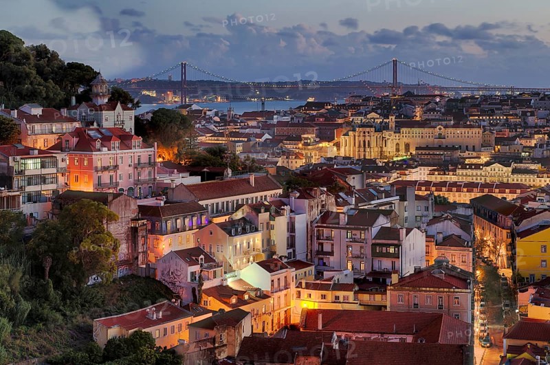 View from the viewpoint Miradouro da Graça, also Sophia de Mello Breyner Andresen, city view, old town, bridge 25 de Abril, river Tejo, Lisbon, evening mood, twilight, blue hour, Portugal, Europe