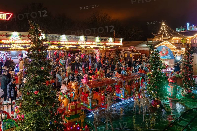 Christmas market at the Jardin de Tuileries, Paris, Ile de France, France, Paris, Ville de Paris, France, Europe