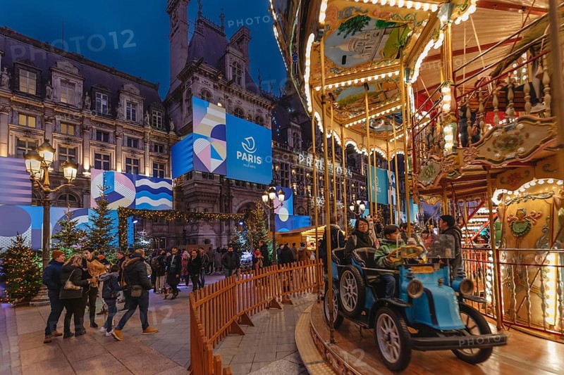 Christmas market in front of Hotel de Ville, Paris, Ile de France, France, Paris, Ile de France, France, Europe