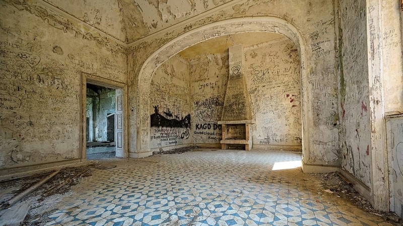 Dilapidated house with arched architecture, a fireplace and walls full of doodles, Mussolini Villa, Villa de Vecchi, Profitis Ilias, Empona, Rhodes, Dodecanese, Greek Islands, Greece, Europe