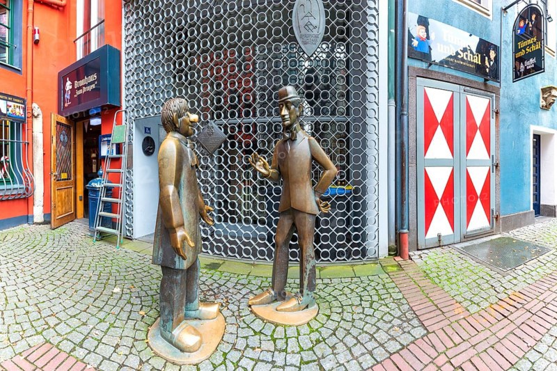 Monument to Tünnes and Schäl, two legendary characters from the Hänneschen puppet theatre in Cologne, North Rhine-Westphalia, Germany, Europe