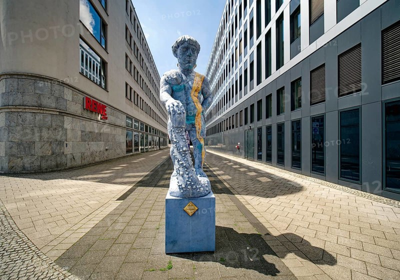 Sculpture Hallescher Schweinehirt by Carsten Theumer opposite the Hallmarkt, Halle an der Saale, Saxony-Anhalt, Germany, Europe