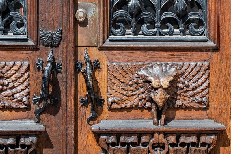 Detail, entrance door with gecko door handles and wood carvings in the shape of birds, Vasaplatsen, Vasastaden, Gothenburg, Västra Gotalands län, Sweden, Europe