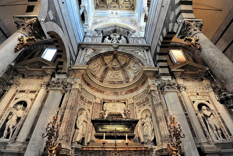 Interior view, Cathedral of Santa Maria Assunta, Pisa, Tuscany, Italy, Europe, Impressive shrine with a richly decorated dome and ornate marble sculptures, Europe