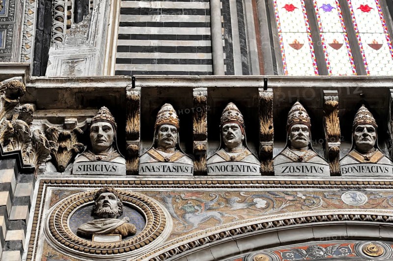 Siena Cathedral, Cattedrale di Santa Maria Assunta, UNESCO World Heritage Site, Siena, Tuscany, Italy, EuropeRow of busts of religious figures in a Gothic architecture with detailed decorations and windows, Europe
