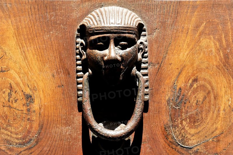 Pienza, Val d'Orcia, Orcia Valley, UNESCO World Heritage Site, Province of Siena, Tuscany, Italy, Europe, Ancient bronze door knocker in the shape of an Egyptian face on a solid wooden door, Tuscany, Europe Italy, Europe