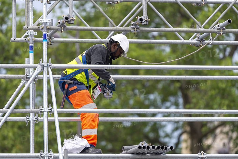 Scaffolders at work, erecting a large scaffold, grandstands for the Olympic Games, Place de la Concorde, Paris, Île-de-France, France, Europe