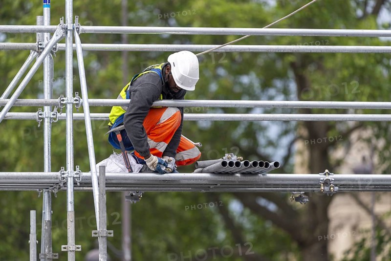 Scaffolders at work, erecting a large scaffold, grandstands for the Olympic Games, Place de la Concorde, Paris, Île-de-France, France, Europe