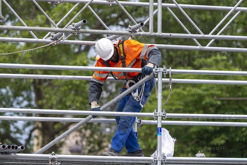 Scaffolders at work, erecting a large scaffold, grandstands for the Olympic Games, Place de la Concorde, Paris, Île-de-France, France, Europe