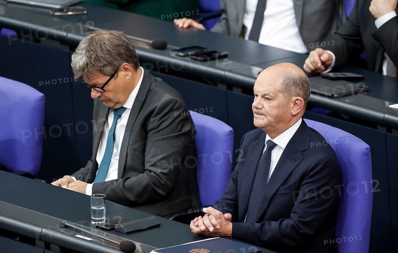 Federal Chancellor Olaf Scholz with Federal Minister of Economics Robert Habeck in the Bundestag, Berlin, 6 June 2024, Berlin, Berlin, Germany, Europe