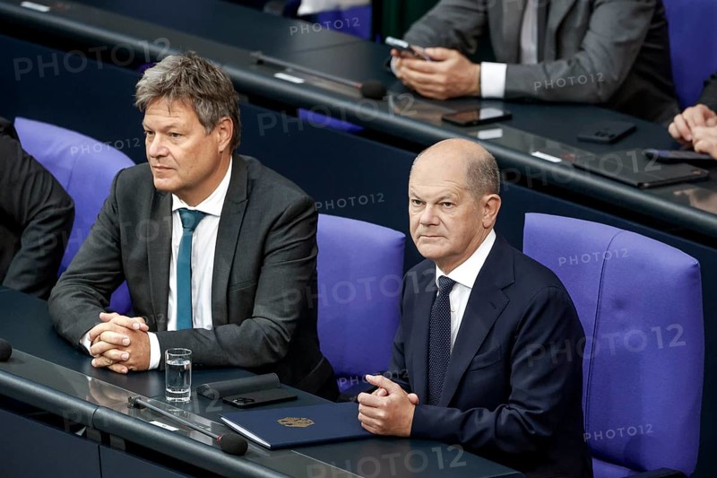 Federal Chancellor Olaf Scholz in front of the start of his government statement in the Bundestag with Federal Economics Minister Robert Habeck, Berlin, 06/06/2024, Berlin, Berlin, Germany, Europe