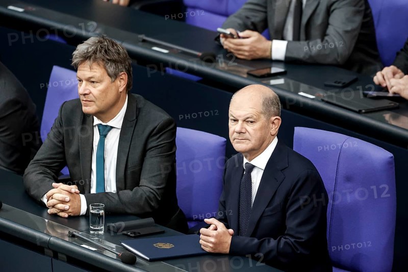 Federal Chancellor Olaf Scholz in front of the start of his government statement in the Bundestag with Federal Economics Minister Robert Habeck, Berlin, 06/06/2024, Berlin, Berlin, Germany, Europe