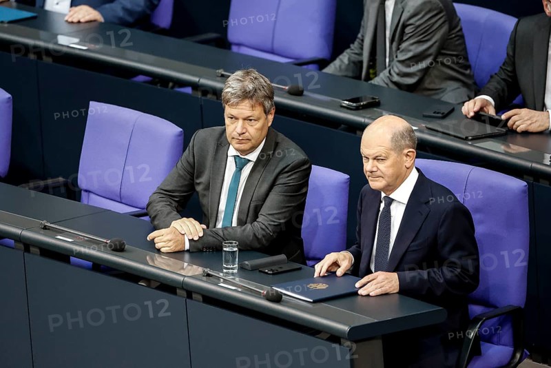 Federal Chancellor Olaf Scholz in front of the start of his government statement in the Bundestag with Federal Economics Minister Robert Habeck, Berlin, 06/06/2024, Berlin, Berlin, Germany, Europe