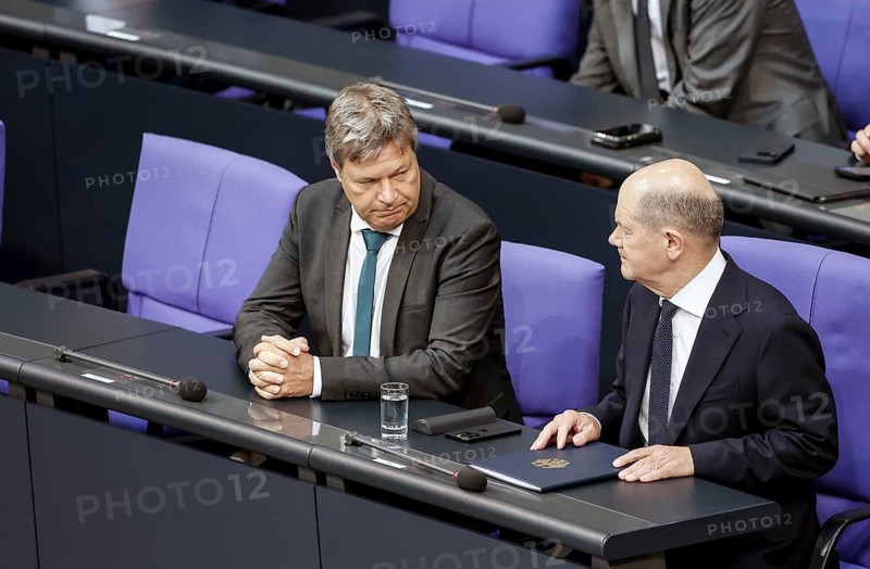 Federal Chancellor Olaf Scholz speaks with Federal Economics Minister Robert Habeck in front of the start of his government statement in the Bundestag, Berlin, Berlin, Berlin, Germany, 06/06/2024, Europe