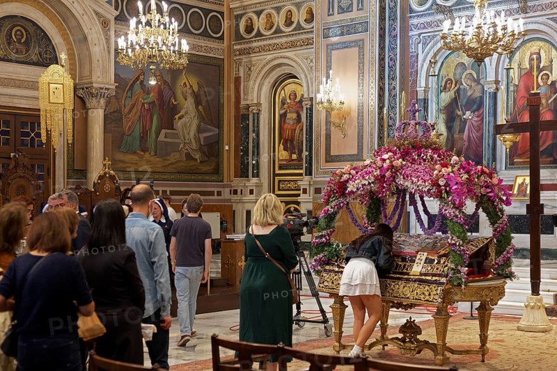 Worshippers at the Good Friday ceremony, Greek Orthodox Cathedral of the Annunciation, Mitropolis, Athens, Greece, Europe