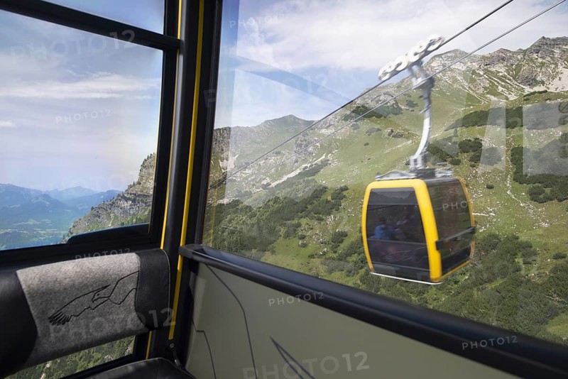 Gondolas of the Nebelhornbahn between the Seealpe and Hofatsblick stations, Oberstdorf, Allgäu Alps, Allgäu, Bavaria, Germany, Europe